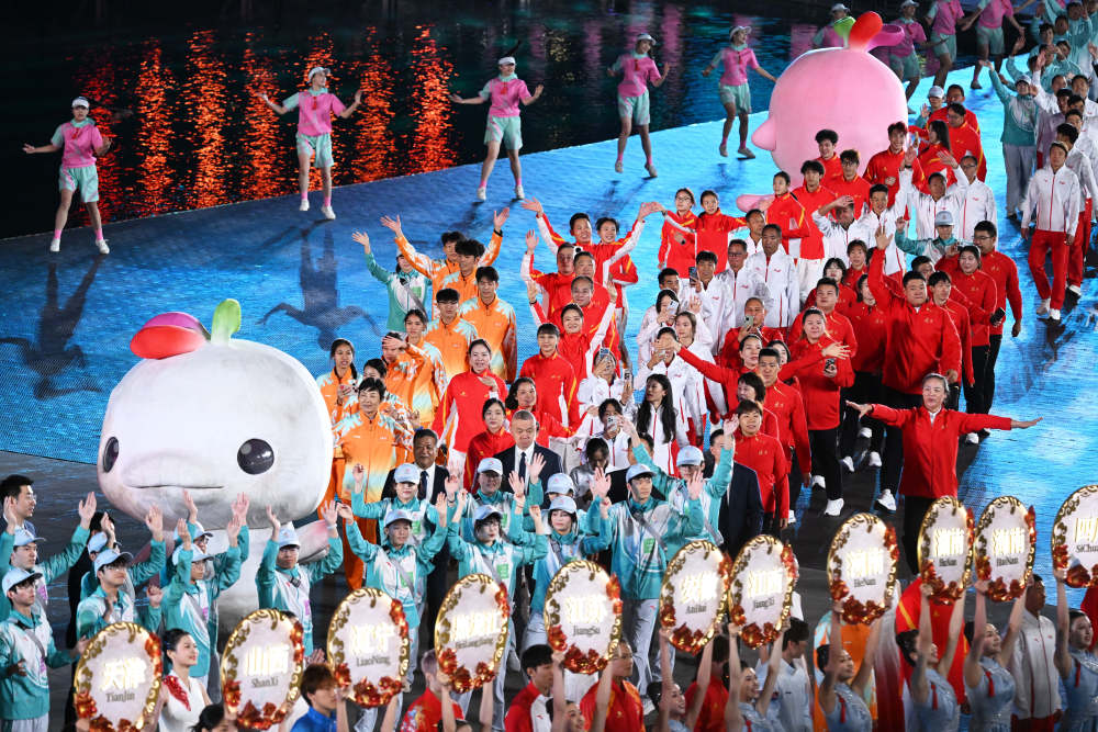 ↑ 参赛代表团代表在闭幕式上入场。 新华社记者 张龙 摄</p><p style=