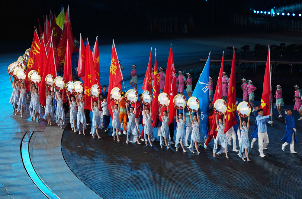 ↑ 参赛代表团代表在闭幕式上入场。香港队运动员李思颖(前左)、 新华社记者 张龙 摄