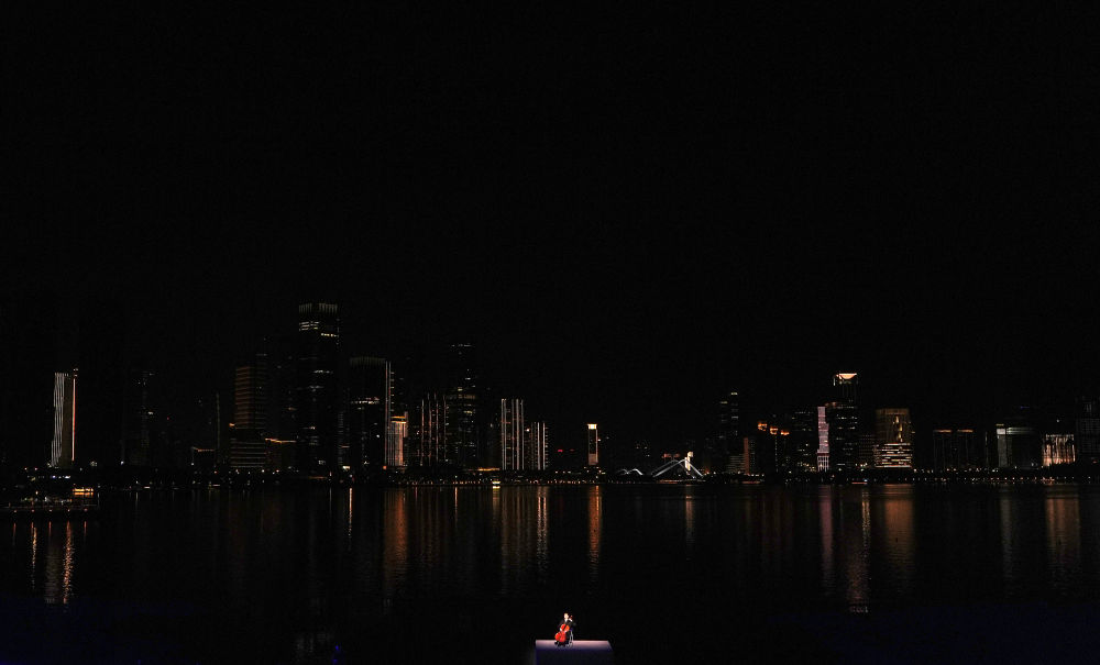 ↑ 演员在闭幕式现场表演。 新华社记者 夏一方 摄</p><p style=