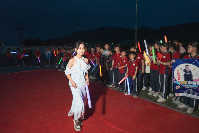 4月17日晚，红云中心学校第一届校园歌手大赛举行决赛，角逐冠军的小歌手们穿上礼服走红毯。