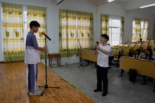 校园歌手大赛决赛在即，李鑫旺每天带领小歌手们练歌。