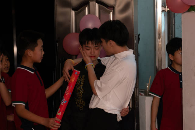 　　4月17日晚，红云中心学校第一届校园歌手大赛举行决赛。小歌手朱相涛的名次不理想，李鑫旺安慰哭泣的他。