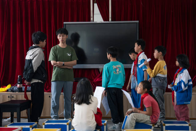 红云中心学校五年级的一堂音乐课下课后，李鑫旺找学生谈心。