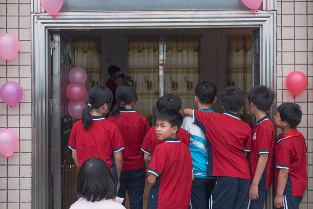 校园歌手大赛决赛在即，李鑫旺每天带领小歌手们练歌，引来其他同学围观。