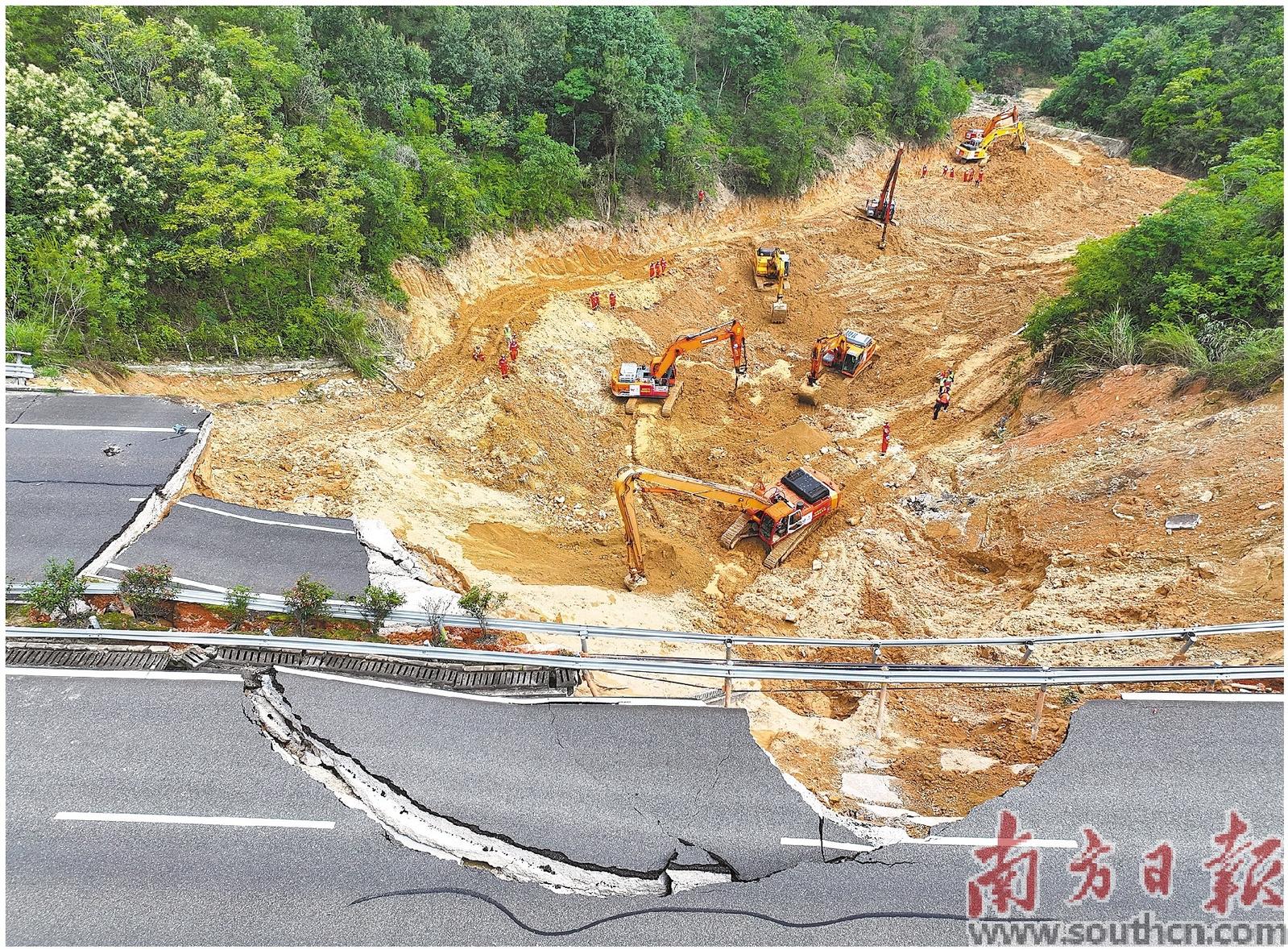 5月3日，梅大高速茶阳路段塌方灾害现场，搜救工作仍在有序进行中。