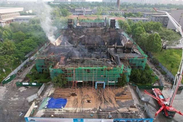 河南大学大礼堂房顶已经基本坍塌，一片焦黑。（视觉中国/图）