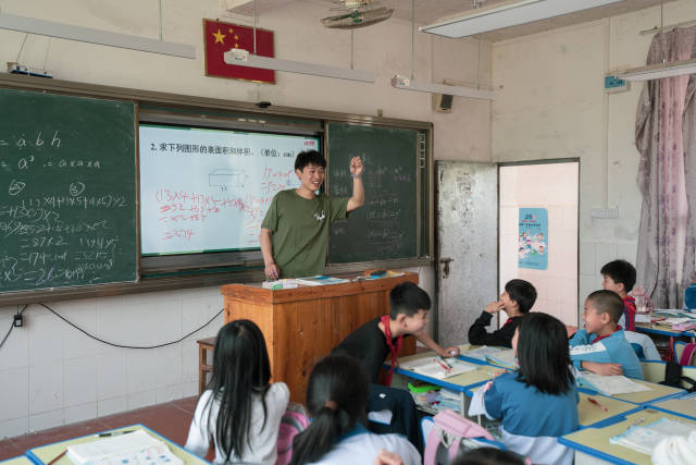 目前李鑫旺还兼任五年级的数学老师，他的课堂总是很活跃。