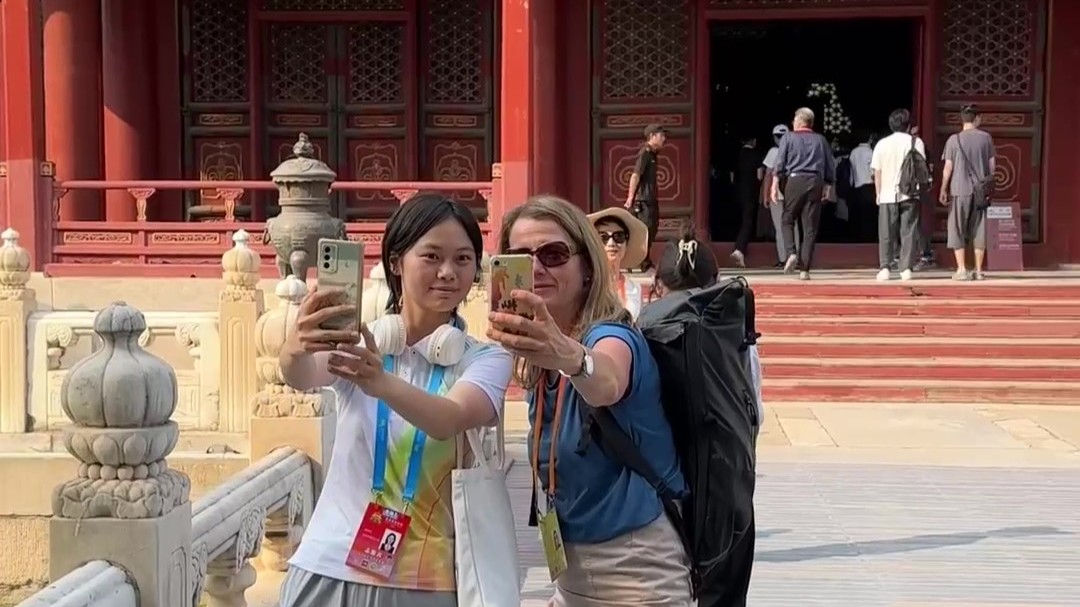 Foreign guests visit the Confucius Temple in Beijing