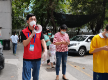 我的抗疫故事|“红白蓝”三色衣服换了个遍 他成了社区的“老熟人” 我的抗疫故事|“红白蓝”三色衣服换了个遍 他成了社区的“老熟人”