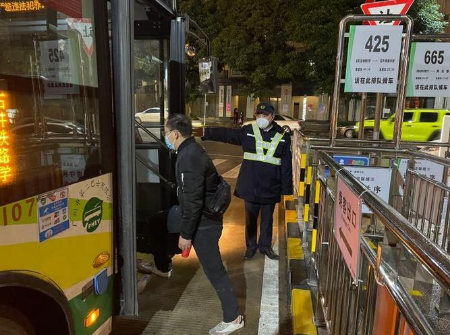 广州白云海珠区10条公交线路25日恢复正常运营