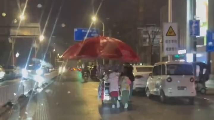 “双向奔赴的善良！”雨雪夜7岁女孩鞠躬被人民日报关注