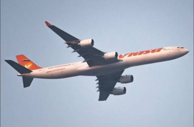 康维亚萨航空公司飞机。