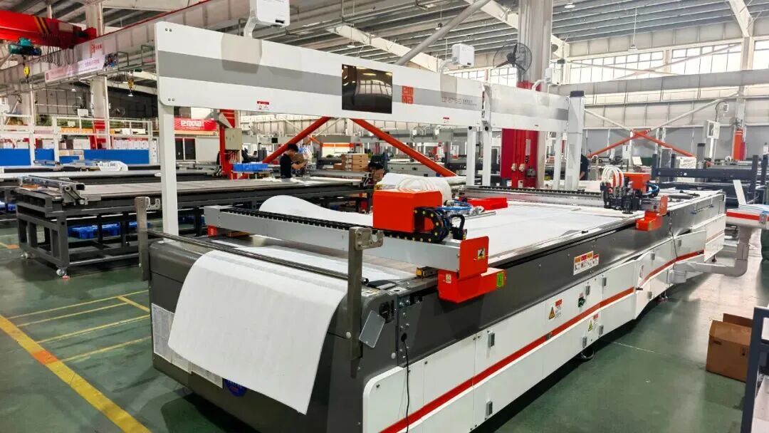 在爱玛数控的生产车间里,智能裁切机将发往海外市场。受访者供图