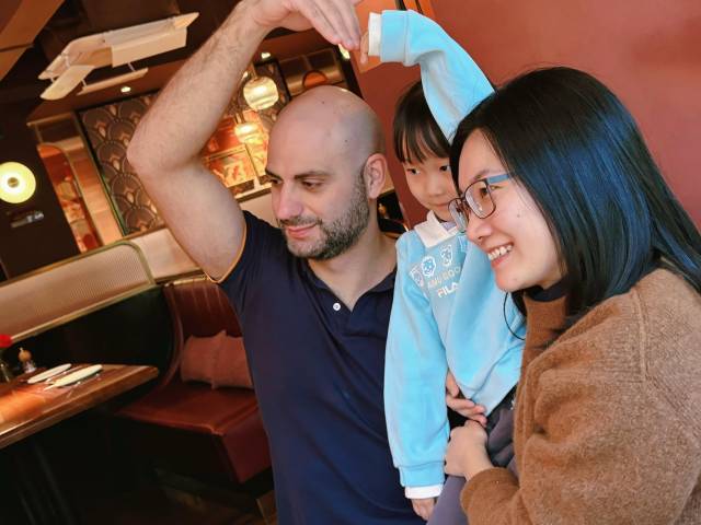 吉罗纳（左）在汕头。受访者供图