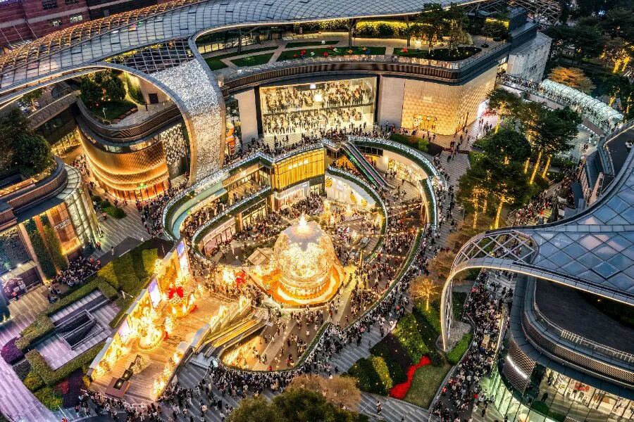 天环广场中庭水晶球,吸引了大批游客打卡。受访者供图