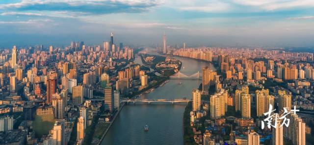 随着经济发展,广州的基础设施建设日趋完善。珠江两岸的连片高楼在阳光照耀下熠熠生辉。 随着经济发展,广州的基础设施建设日趋完善。珠江两岸的连片高楼在阳光照耀下熠熠生辉。