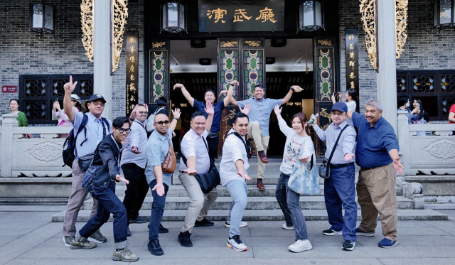 刘润茵（右三）和外国游客在佛山黄飞鸿博物馆前合影。受访者供图