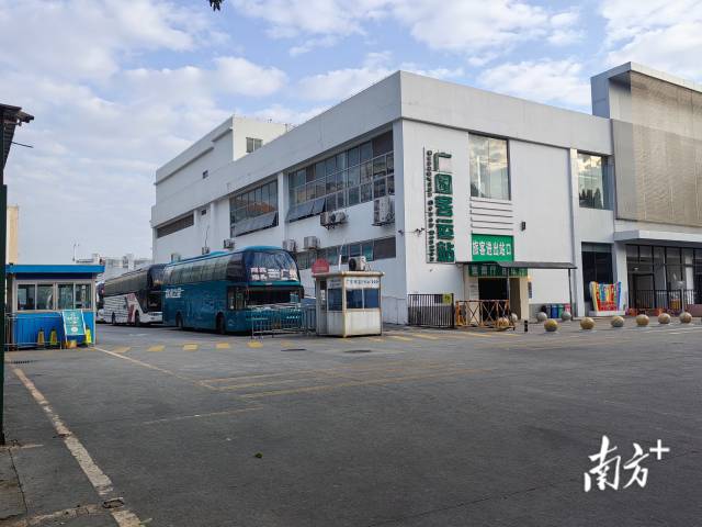 广园客运站出口处停放几台大巴。 广园客运站出口处停放几台大巴。