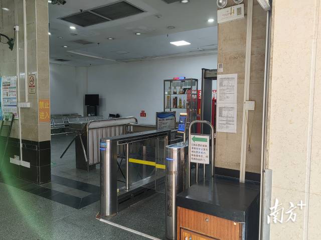 检票、安检入口,警示灯正一闪一闪的,像是在回忆过去的热闹。 检票、安检入口,警示灯正一闪一闪的,像是在回忆过去的热闹。