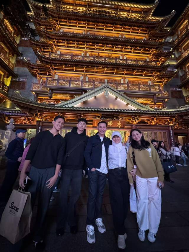 来自马来西亚的游客在广州大佛寺前合影。受访者供图