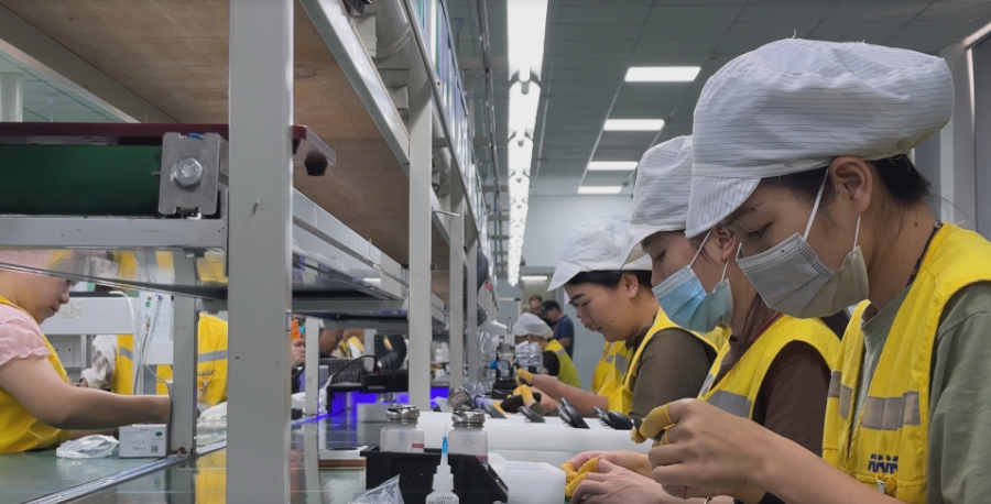 广东眷蜀科技有限公司正组织工人抓紧生产新款AI耳机。受访者供图
