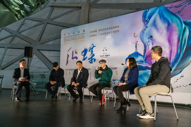 中国舞蹈家协会副主席、《化•蝶》总导演赵明（左四）接受采访