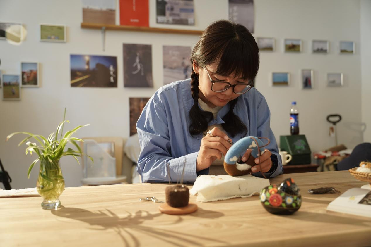 在工作室里一坐就是一天，全身心投入作品的莲花。胡弘彪|摄
