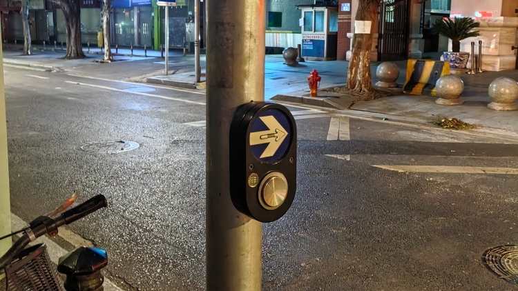 中学门口“触摸式红绿灯”按钮损坏，影响通行？交警回应：已安排相关人员维修