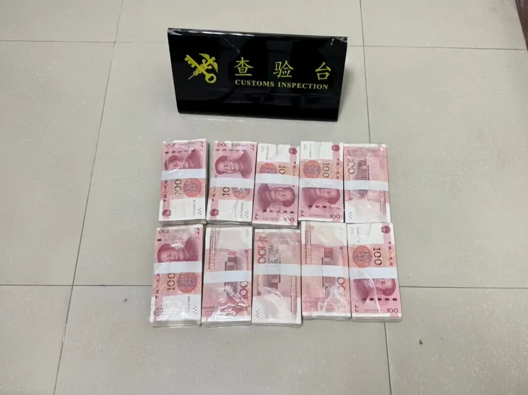 一名“富豪”旅客出境被拦截，被提醒海关：现