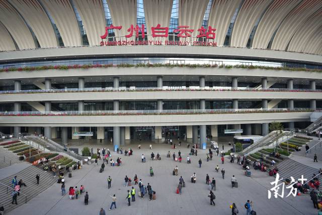 　　大湾区“超级车站”广州白云站迎来首个春运，根据铁路部门预测，春运期间，该站预计发送旅客133万人次。