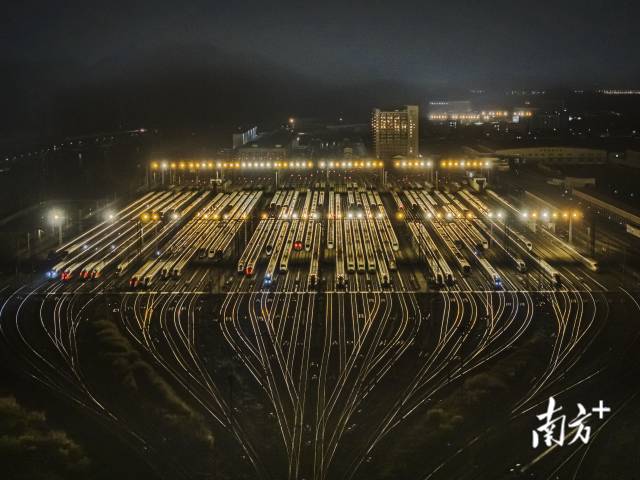 　　1月24日凌晨三点，广州广州动车段广州南动车运用所停满了已检修完成的春运列车，它们正等待着发车任务的最美号角，投入春运。光