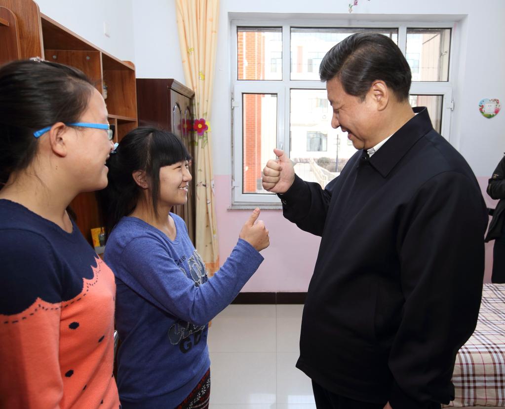 　　2014年1月28日，习近平总书记在呼和浩特市儿童福利院宿舍向聋哑女孩学习哑语“谢谢”。新华社记者 兰红光 摄