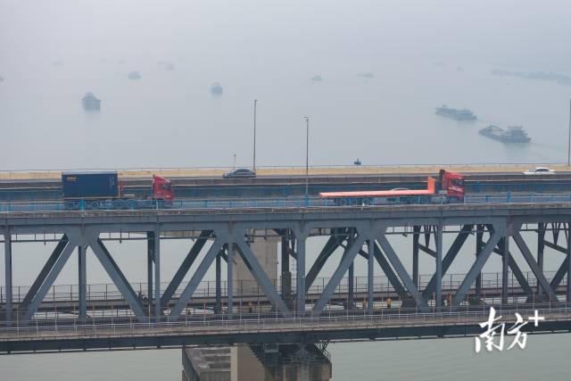 　　1月30日，在广茂线西江特大桥上，铁路桥梁工们对桥梁进行检查，重点看各连接部位是否有裂纹、钢梁角落隐蔽部位有没有锈蚀、扣件有没有拧紧等。