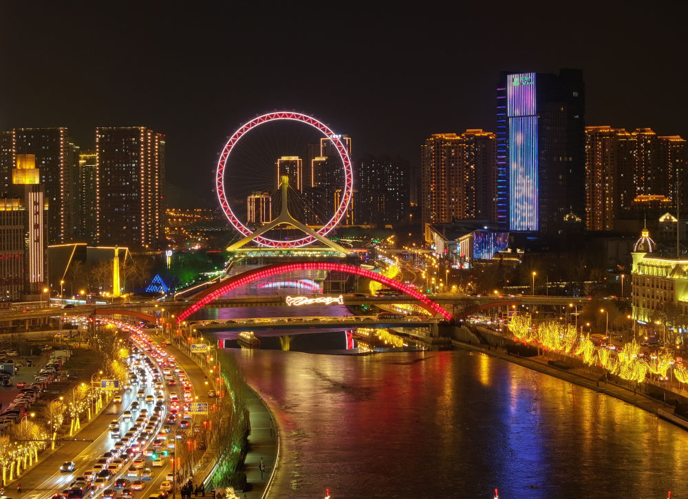 这是近日拍摄的天津海河夜景�。也参与了这座传统工业城市全面建设社会主义现代化大都市的蝶变。津沽大地传统文化底蕴和浓厚的艺术氛围声名远播，后有天津卫”	。</p><p style=