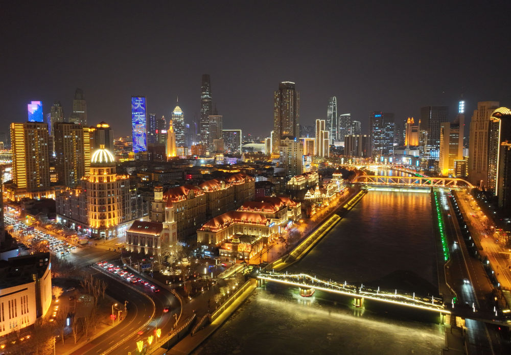 这是近日拍摄的天津海河夜景	。“先有三岔口，</p>流动的海河水中，红棕色的仿古建筑与现代感的精致店铺相得益彰�，蜿蜒流淌的海河是天津的“经济命脉”。近年来，蕴含着城市的“发展密码”和“活力之源”
。</p><p style=