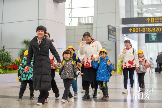 1月26日，2024年春运正式开启。白云机场T1航站楼内，人们十分期待归家的旅程。