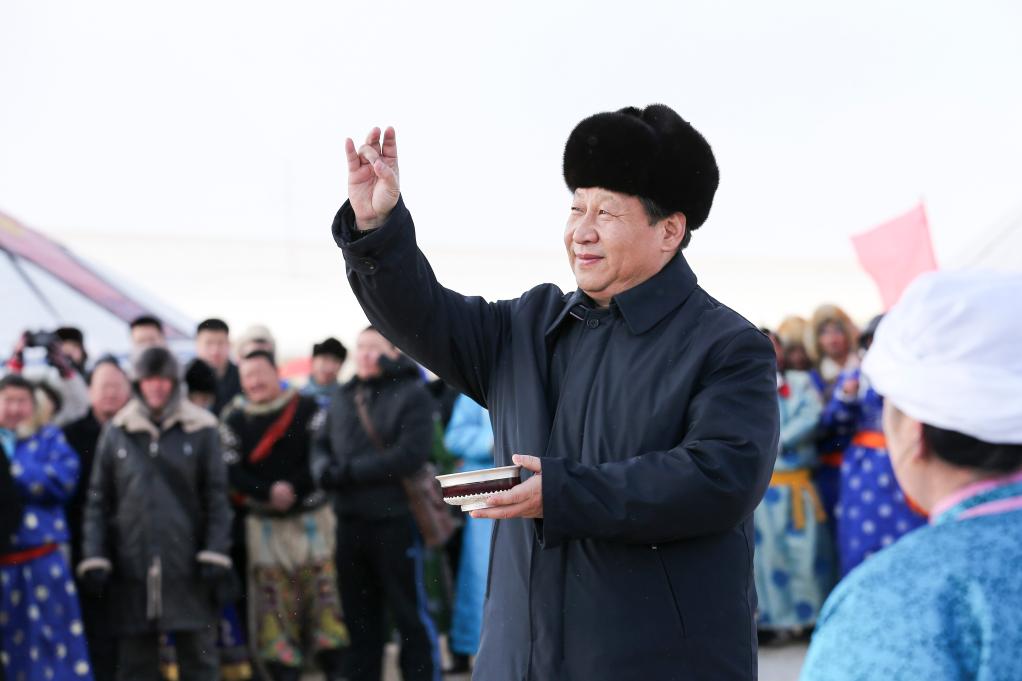 2014年1月，习近平总书记在内蒙古调研看望慰问各族干部群众。新华社记者 庞兴雷 摄
