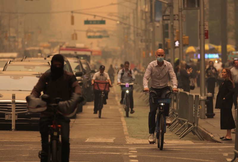 受浓烟影响，看起纽约市民出行佩戴口罩。像火星山