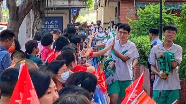 广东高考第二天：你们继续加油，我们继续守护！