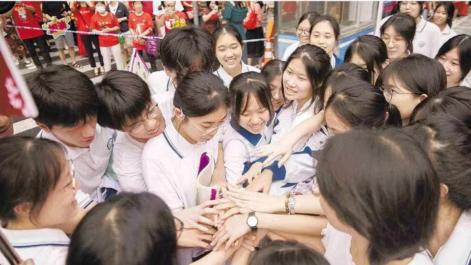 温情送考、交警护航……全力守护学子“圆梦之路”