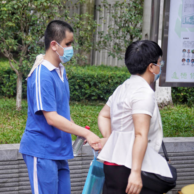 　　“你是我的眼”，6月7日上午，广州华师附中高考考点，一位视障考生牵着家长的手走进考场。据了解，这是广东今年唯一一位盲人高考生。张梓望 摄
