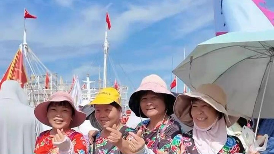 身着统一“战袍”，平均年龄60多岁的佛山太极老友们组团来看开渔节