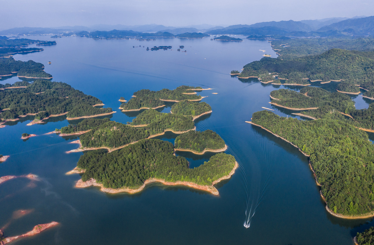 空中俯瞰千岛湖湖区。新华社记者 徐昱 摄