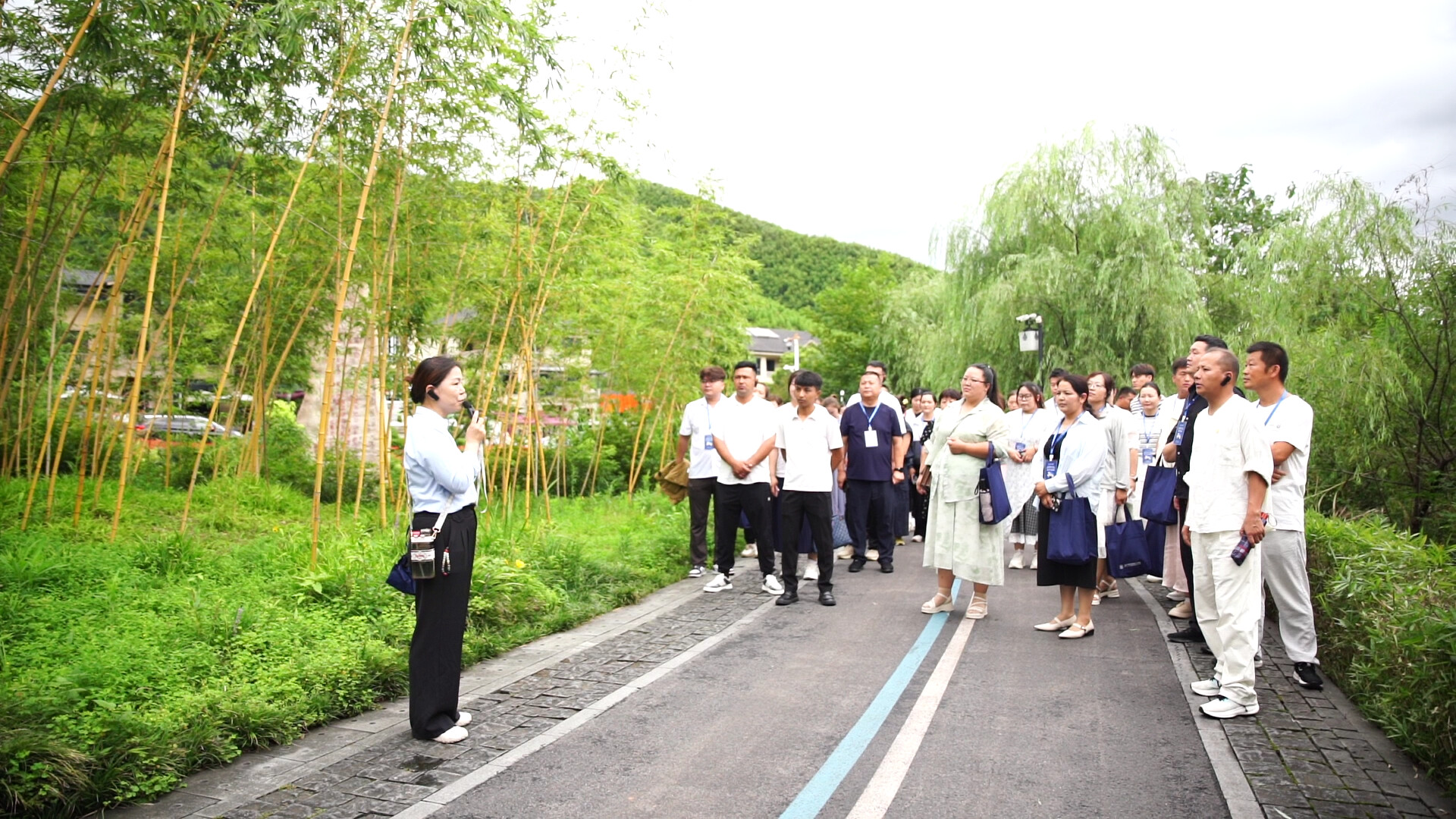余村村民当导游，向游客介绍余村20年来的变化（央广网记者 尚天宇 摄）