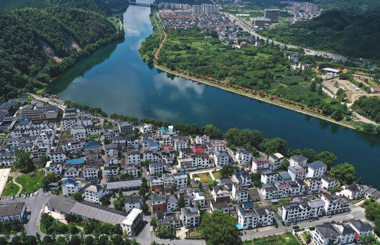 在衢州市开化县拍摄的钱塘江源头河——马金溪沿岸金星村。新华社记者 黄宗治 摄