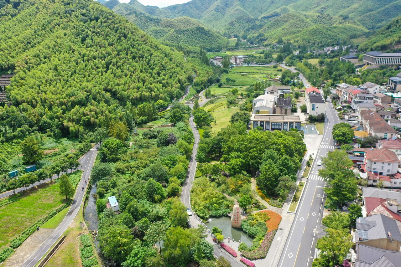 2025年8月6日拍摄的安吉县余村景色。新华社记者 毛竹 摄
