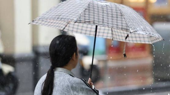 今日广东局地雨势猛烈，遇上暴雨注意及时躲避