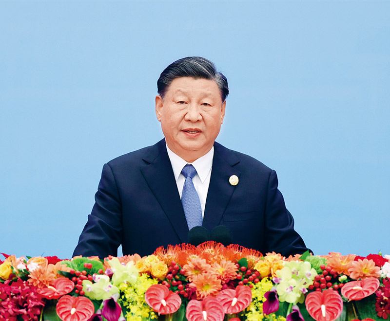 　　2023年10月18日上午，国家主席习近平在北京人民大会堂出席第三届“一带一路”国际合作高峰论坛开幕式并发表题为《建设开放包容、互联互通、共同发展的世界》的主旨演讲。 新华社记者 王晔/摄