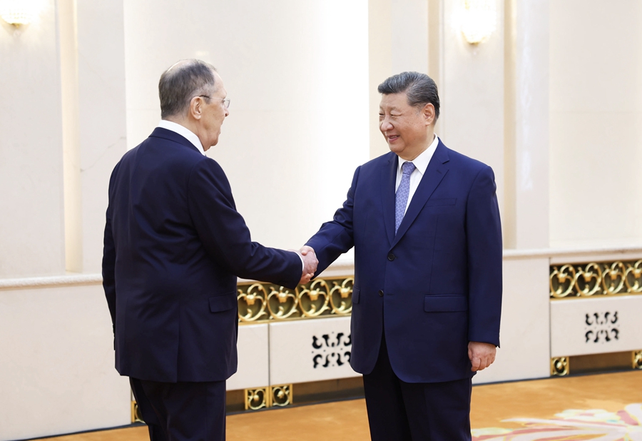 7月15日上午，国家主席习近平在北京人民大会堂会见俄罗斯外长拉夫罗夫。 新华社记者 丁林 摄
