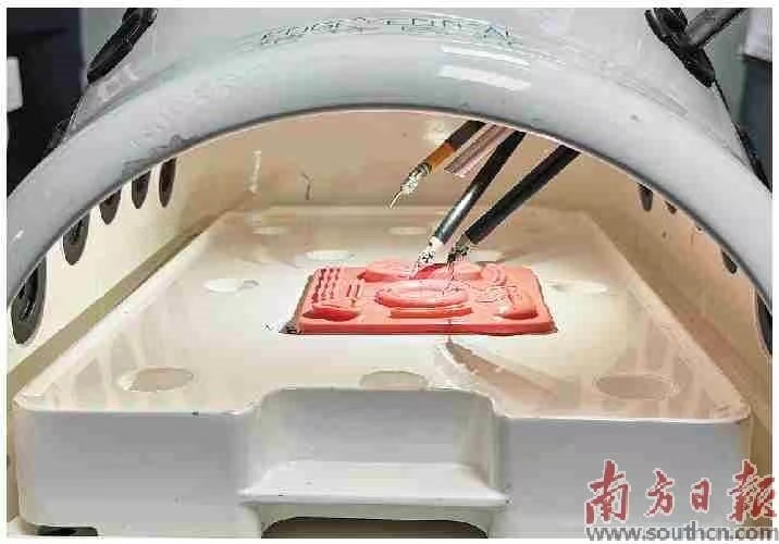 南方医科大学珠江医院泌尿外科主任徐啊白演示手术机器人操作过程。    受访者供图